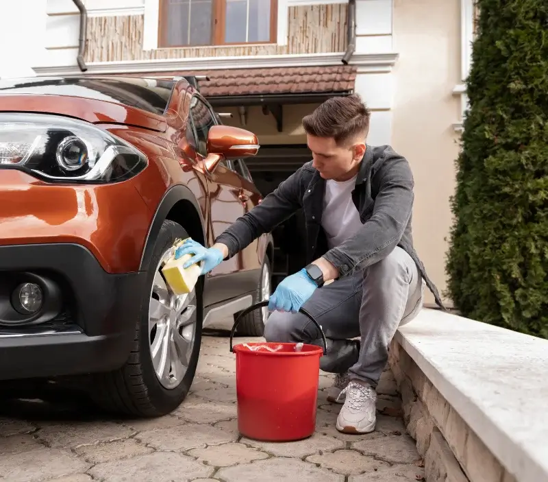 Lavage auto à domicile Carbini : professionnel intervenant sur un véhicule
